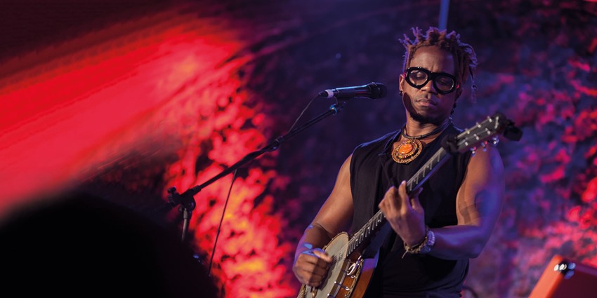 Blick Bassy playing at the Cervantino Festival in Mexico in 2017 (Akö Hereder)