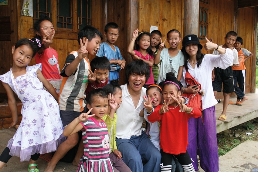 Hou and Li Zhao with children in Zaidong Dongzhai in south-east Guizhou