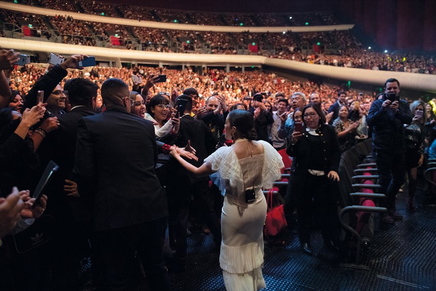 Adoring fans during Lafourcade‘s Un Canto Por México concert at the Auditorio Nacional in Mexico City, November 2019 (photo: Chino Lemus)