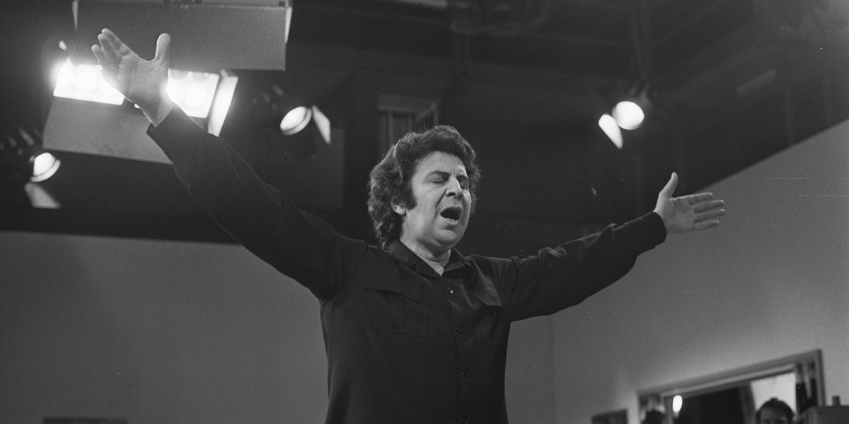 Griekse Componinst Mikis Theodorakis In Nederland, Theodorakis Dirigeert, Bestanddeelnr 925 3327© Bert Verhoeff : Anefo