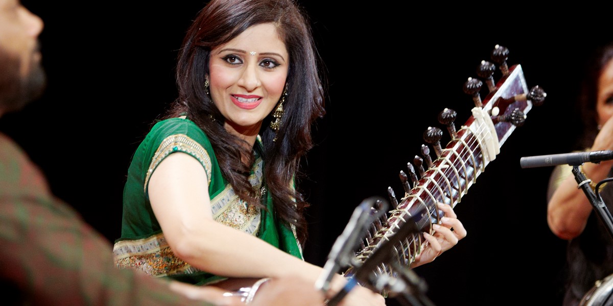Roopa Panesar Performing At Darbar 2011 Credit Arnhel De Serra