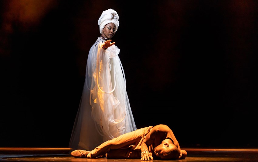 Fatoumata Diawara with Thierno Thioune in Le Vol du Boli at Théâtre du Châtelet (photo: Cyril Moreau)