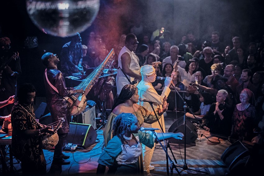 Above: Salif live in Prague (2023) (photo: Anna Šolcová)
