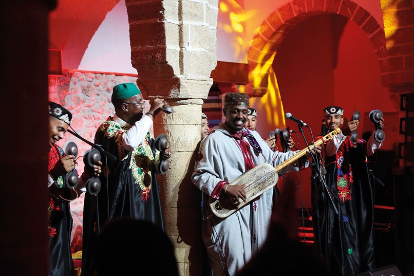 Maâlem Houssam Gania, the rising star of the Gania family, closes this year’s festival