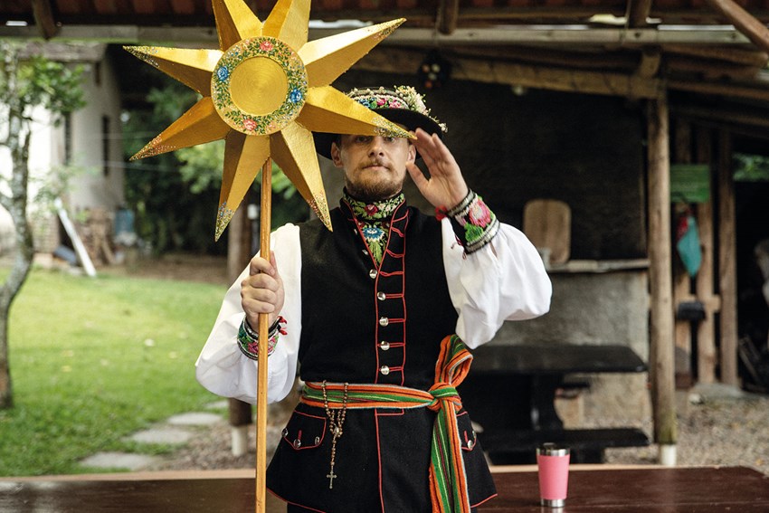 Jailsson Fabijaki during carolling in Indaial